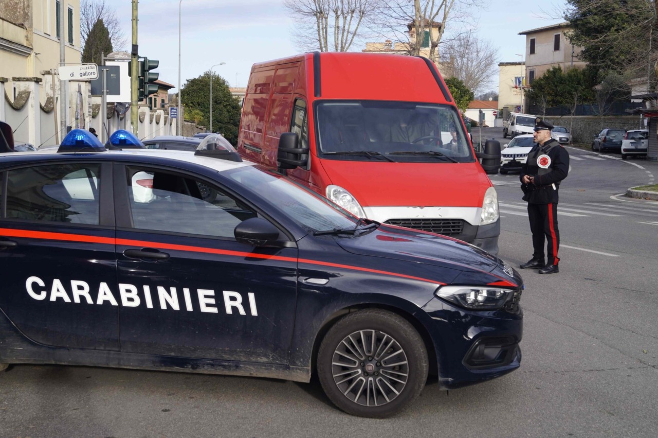 Donna aggredita e minacciata durante una passeggiata
