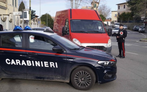 Donna aggredita e minacciata durante una passeggiata