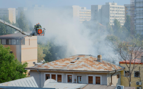 Incendio devastante in zona industriale: due capannoni in fiamme