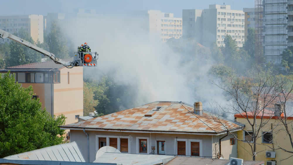 Incendio devastante in zona industriale: due capannoni in fiamme