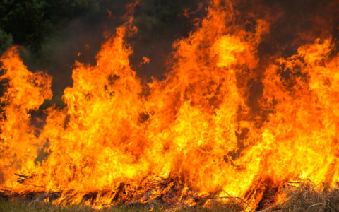 Incendio in appartamento: grave una donna, intossicato il marito