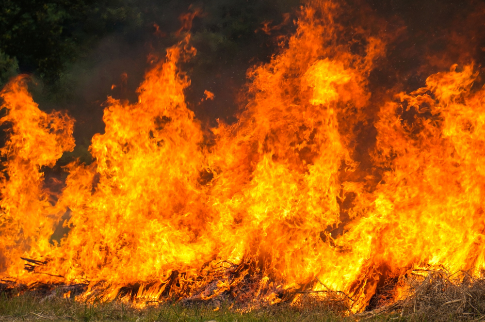 Incendio in appartamento: grave una donna, intossicato il marito