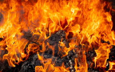 Incendio grave in appartamento, ferita un’80enne