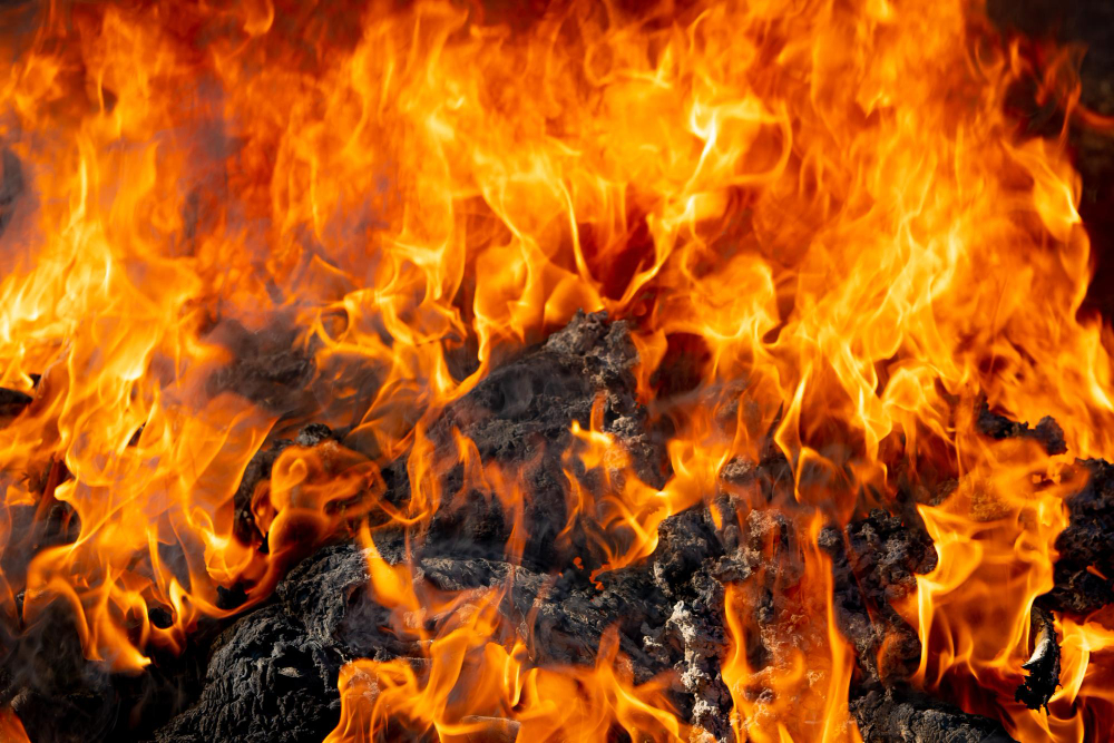 Incendio grave in appartamento, ferita un’80enne