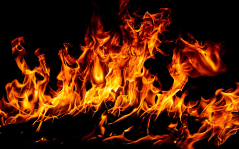 Incendio in un appartamento, quattro persone in ospedale