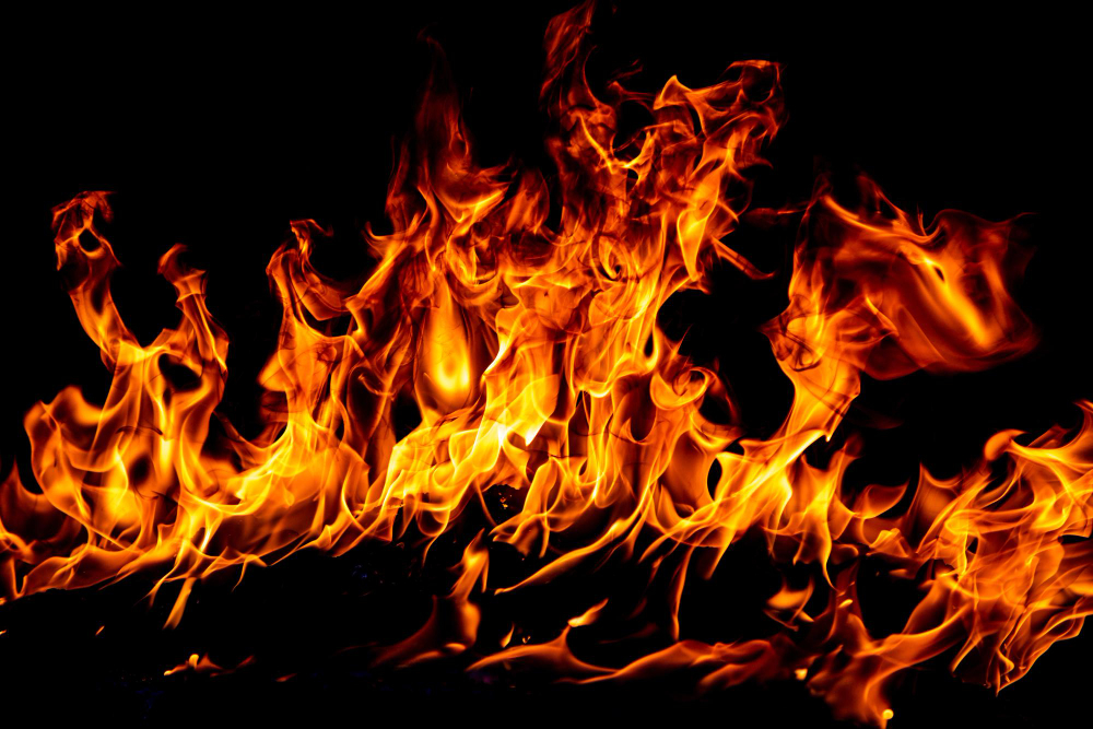 Incendio in un appartamento, quattro persone in ospedale