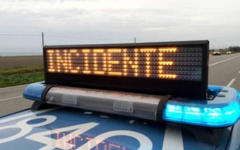 Furgone perde il controllo e danneggia sei auto