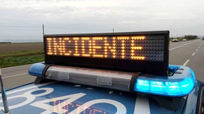 Furgone perde il controllo e danneggia sei auto