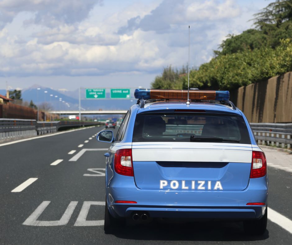 Manuali sull’uso delle armi donati ai nuovi agenti