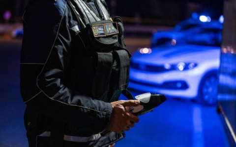 Travolge agente a un posto di blocco e aggredisce un altro: arrestato