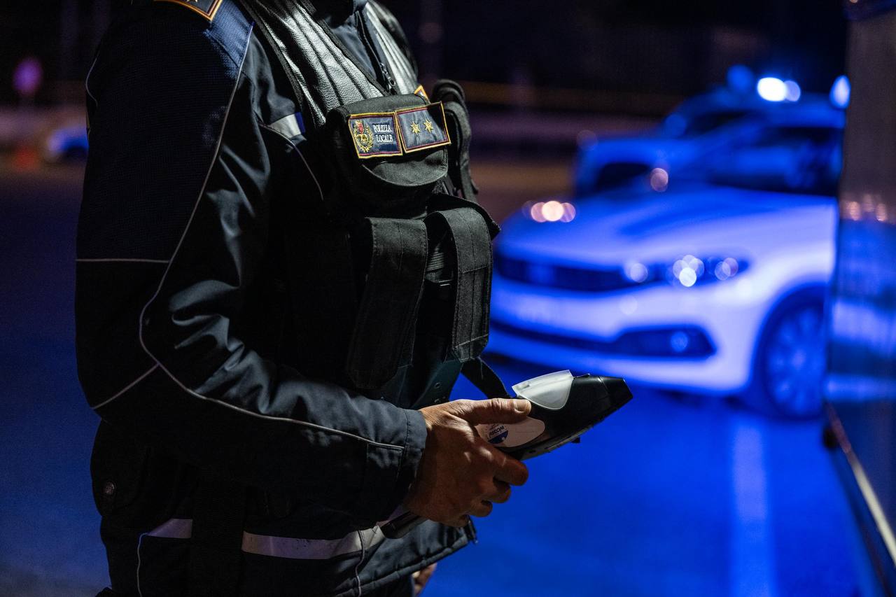Travolge agente a un posto di blocco e aggredisce un altro: arrestato