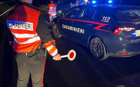 Motociclista nel fossato sulla Sr325 a Vernio, salvato