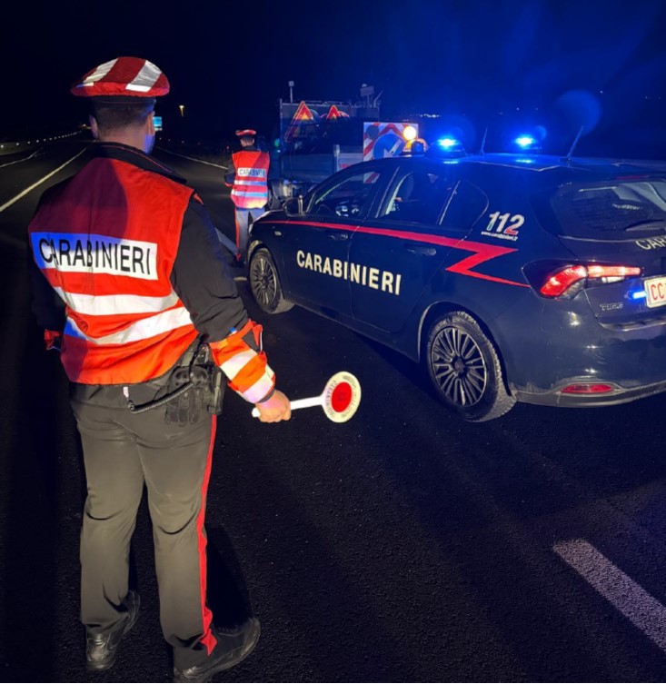 Motociclista nel fossato sulla Sr325 a Vernio, salvato