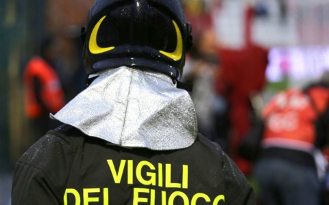 Incendio in un terratetto, una persona intossicata