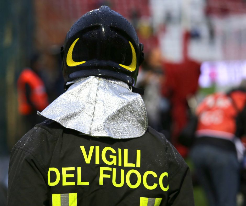 Incendio in un terratetto, una persona intossicata